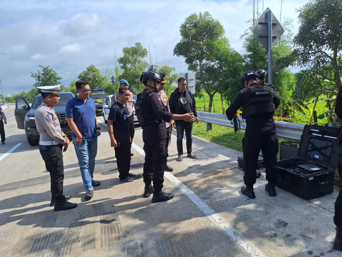 Benda mencurigakan diduga bahan peledak ditemukan di Simpang Empat Dumpil arah Pintu Masuk Tol Madiun, Jawa Timur, Rabu (29/1/2025) dok. Istimewa