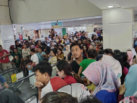 Ratusan warga yang antusias melihat pertunjukan atraksi barongsai di Simpur Center, Bandar Lampung | Foto : Eka Febriani / Lampung Geh