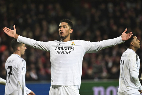 Pemain Real Madrid Jude Bellingham berselebrasi usai mencetak gol ke gawang Brest dalam pertandingan Liga Champions Eropa di Stade de Roudourou, Guingamp, Prancis, Rabu (29/1/2025). Foto: Damien Meyer/AFP