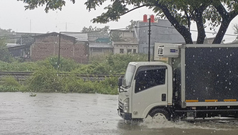 Banjir menggenangi jalan Muktiharjo Raya Kota Semarang. Foto: Intan Alliva Khansa/kumparan