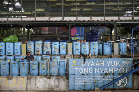 Warga mengolah sampah organik untuk jadi pakan maggot di tempat pengolahan sampah mandiri Tamansari, Bandung, Jawa Barat, Kamis (30/1/2025). Foto: ANTARA FOTO/Sulthony Hasanuddin