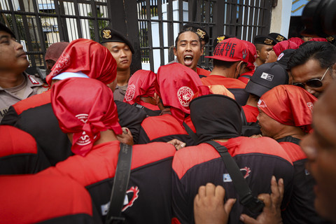 Sejumlah buruh yang tergabung dalam Konfederasi Serikat Pekerja Indonesia (KSPI) dan Partai Buruh menggelar aksi demonstrasi di Kedutaan Besar Malaysia pada Kamis (30/1/2025). Foto: Iqbal Firdaus/kumparan