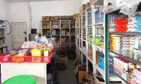 Usaha sembako Umar yang semula hanya berupa warung kini menjadi toko berkat KUR dari Bank Kalbar. Foto: Dok. Bank Kalbar