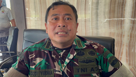 Kapendam I Bukit Barisan Kolonel Inf Dody Yudha memberikan keterangan soal rusuh TNI dan ormas di Kabupaten Deli Serdang, Sumut. Foto: Tri Vosa/kumparan