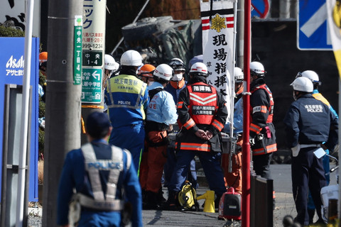 Sejumlah petugas menyelamatkan seorang pengemudi truk setelah kendaraannya tertelan lubang pembuangan di persimpangan jalan prefektur  di kota Yashio, Prefektur Saitama pada tanggal 29 Januari 2025. Foto: JIJI PRESS / AFP
