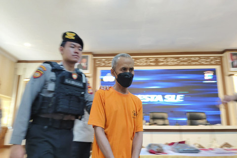 Seorang pria bernama Apriyanto (48) tega membunuh ibu kandungnya yang berinisial SM (76) di Kalurahan Balecatur, Kapanewon Gamping, Kabupaten Sleman. Foto: Arfiansyah Panji Purnandaru/kumparan