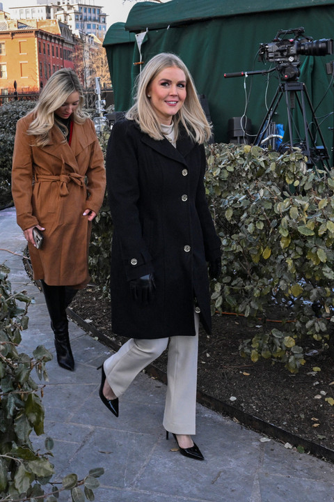 Juru Bicara Gedung Putih Karoline Leavitt berjalan di halaman Gedung Putih di Washington, DC, pada 22 Januari 2025. Foto: ROBERTO SCHMIDT / AFP