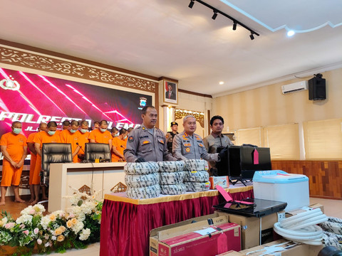 Polisi menunjukan barang bukti dan tersangka yang sebagai karyawan toko elektronik di Kapanewon Gamping, Kabupaten Sleman menggasak barang elektronik mencapai Rp 500 juta. Foto: Arfiansyah Panji/kumparan