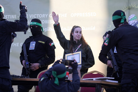 Militan Hamas membebaskan tentara wanita Israel Agam Berger ebagai bagian dari gencatan senjata dan kesepakatan pertukaran sandera-tahanan antara Hamas dan Israel di Jabalia, Jalur Gaza utara, Kamis (30/1/2025). Foto: Dawoud Abu Alkas/REUTERS