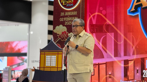 Wakil Menteri Perumahan dan Kawasan Permukiman (PKP), Fahri Hamzah, saat menyampaikan sambutan sebelum membuka pameran Amazing REI Property Expo 2025 di Grand Atrium Pakuwon Mall Yogyakarta. Selasa (28/1). Foto: Arif UT/Pandangan Jogja