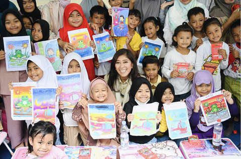 Menteri Komunikasi dan Digital Meutya Hafid saat bersama dengan masyarakat pada kunjungan kerjanya di Cilincing, Jakarta Utara. Foto: Dok. Komdigi