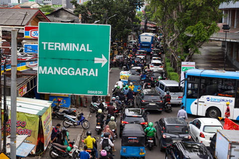 Pengendara kendaraan bermotor melintas di kawasan Manggarai, Jakarta, Kamis (30/1/2025).  Foto: Iqbal Firdaus/kumparan