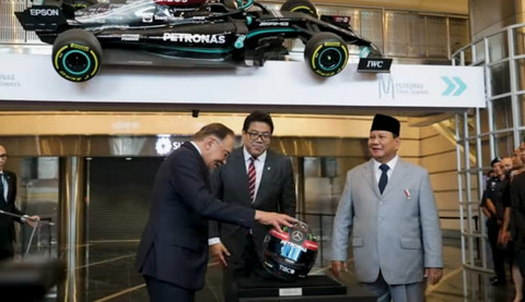 Presiden Prabowo Subianto menerima helm dari Perdana Menteri Malaysia Anwar Ibrahim, Senin (21/1/2025). Foto: Youtube/Prabowo Subianto