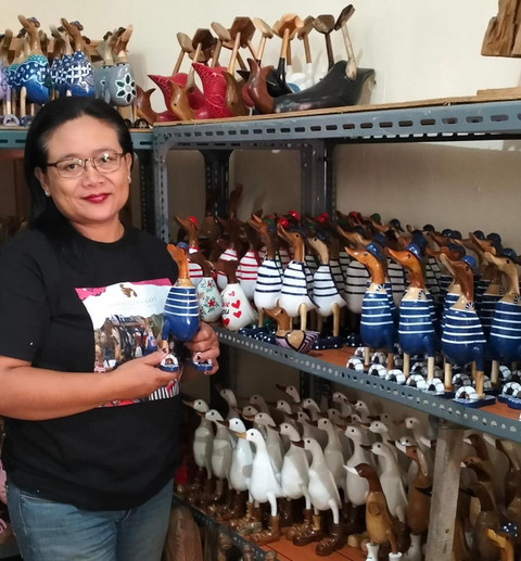 Perajin asal Surakarta, Novi Ekawati, yang berhasil ubah limbah bambu jadi patung bebek dan diekspor ke Jerman. Foto: LPEI