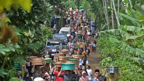 Warga mengusung tenong berisi berbagai jenis makanan saat tradisi Nyadran Tenong Kembangsari di Desa Kembangsari, Kandangan, Temanggung, Jateng, Jumat (31/1/2025). Foto: ANTARA FOTO/Anis Efizudin