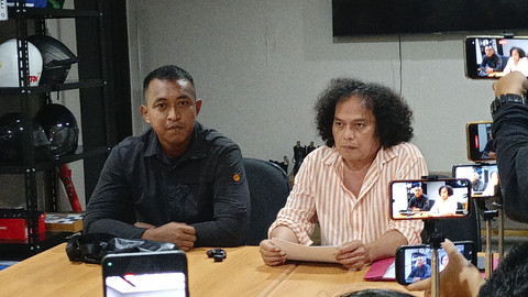 Konferensi Pers Deolipa soal Perdamaian Antara Pengawal Atta Halilintar dan Wartawan di Polda Metro Jaya. Foto: Aprilandika Pratama/kumparan