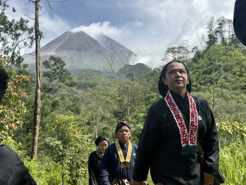 Keraton Yogyakarta menggelar Labuhan Merapi untuk memperingati penobatan kenaikan tahta Sri Sultan HB X sebagai Raja Kasultanan Yogyakarta yang ke-36 tahun, Jumat (31/1). Foto: Resti Damayanti/Pandangan Jogja