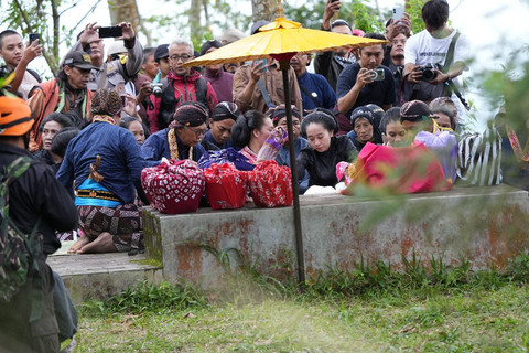 Keraton Yogyakarta menggelar Labuhan Merapi untuk memperingati penobatan kenaikan tahta Sri Sultan HB X sebagai Raja Kasultanan Yogyakarta yang ke-36 tahun, Jumat (31/1). Foto: Balai Taman Nasional Gunung Merapi (TNGM)