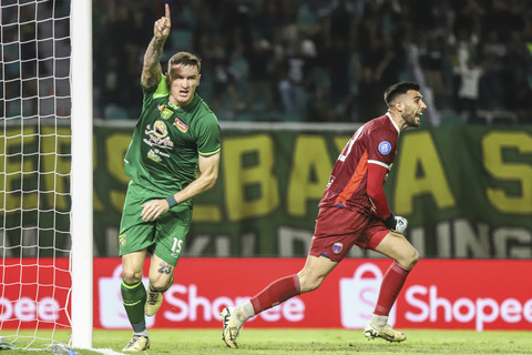 Pesepak bola Persebaya Surabaya Slavko Damjanovic (kiri) berselebrasi usai mencetak gol ke gawang Persita Tangerang pada pertandingan BRI Liga 1 di Stadion Gelora Bung Tomo, Surabaya, Jawa Timur, Jumat (31/1/2025). Foto: Rizal Hanafi/ANTARA FOTO