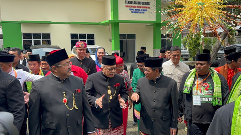 Gubernur Jakarta terpilih Pramono Anung bersama Wakilnya, Rano Karno sampai di Ponpes Al-Hamid disambut oleh mantan Gubernur Jakarta Fauzi Bowo dan palang pintu di Cilangkap, Jaktim pada Sabtu (1/2). Foto: Abid Raihan/kumparan