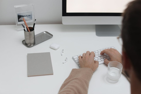 Uraikan menu ribbon pada Excel. Foto hanya ilustrasi, bukan yang sebenarnya. Sumber: Pexels/Cup of  Couple