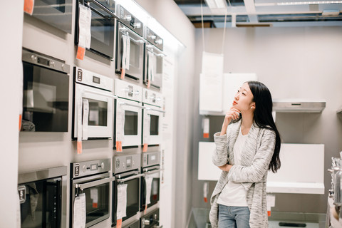 Ilustrasi perempuan membeli oven. Foto: Mikhail Kadochnikov/Shutterstock