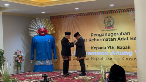 Gubernur Jakarta terpilih Pramono Anung dianugerahi gelar kehormatan adat betawi oleh Majelis Kaum Betawi di Ponpes Al-Hamid, Cilangkap Munjul, Jakarta Timur pada Sabtu (1/2). Foto: Abid Raihan/kumparan