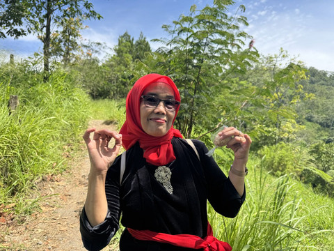 Nardiana, warga Pakem, Sleman, yang mengikuti upacara Labuhan Merapi, Jumat (31/1). Foto: Resti Damayanti/Pandangan Jogja