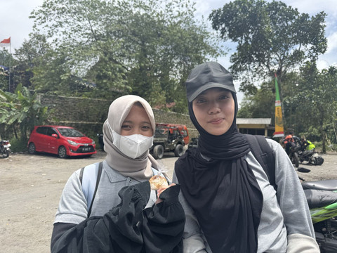 Putri dan Sinta, mahasiswa asal Samarindah yang mengikuti upacara Labuhan Merapi, Jumat (31/1). Foto: Resti Damayanti/Pandangan Jogja