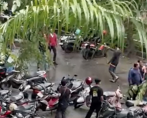 Tangkapan layar video bentrok 2 kelompok mahasiswa UMI Makassar. Dok: Ist.