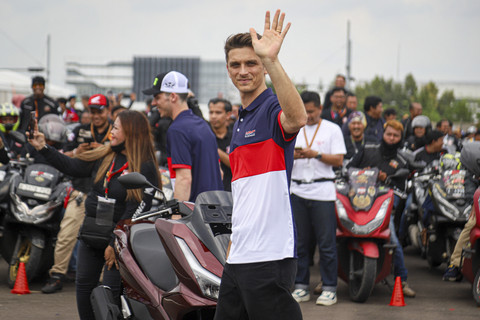 Sejumlah simpatisan hadir saa pebalap Motogp dari Tim Honda Racing Corporation (HRC), Joan Mir dan Luca Marini menyapa para komunitas motor di AHM Safety Riding and Training Centre, Cikarang, Cikarang, Kabupaten Bekasi, Sabtu (1/2/2025). Foto: Iqbal Firdaus/kumparan