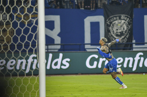 Pesepak bola Persib Bandung Ciro Alves melakukan seleberasi usai mencetak gol ke gawang PSM Makassar saat bertanding pada BRI Liga 1 di Stadion Gelora Bandung Lautan Api, Bandung, Jawa Barat, Sabtu (1/2/2025). Foto: Raisan Al Farisi/ANTARA FOTO