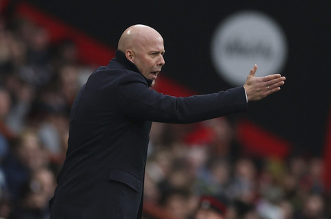 Pelatih Liverpool Arne Slot menyampaikan intruksi kepada rekan setimnya pada pertandingan Liga Premier Inggris di Vitality Stadium, Bournemouth, Inggris, Sabtu (1/2/2025). Foto: Paul Childs/Reuters