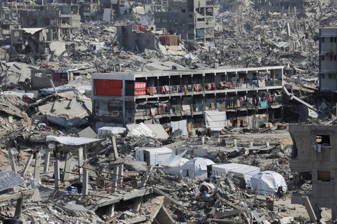 Pemandangan umum puing-puing rumah dan bangunan yang hancur selama serangan Israel di kamp pengungsi Jabalia, Jalur Gaza utara, Kamis (29/1/2025). Foto: Mahmoud Issa/REUTERS