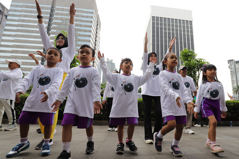 Siswa PAUD senam saat menghadiri acara Karya Cipta Lagu Pembelajaran Anak Usia Dini (KICAU) di depan Kantor Kemendikdasmen, Jakarta, Minggu (2/2/2025). Foto: Jamal Ramadhan/kumparan