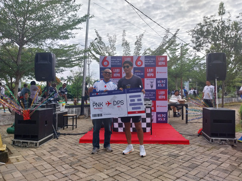 Peserta lari yang beruntung mendapatkan hadiah tiket pulang pergi Pontianak-Bali. Foto: Alycia Tracy Nabila/Hi!Pontianak