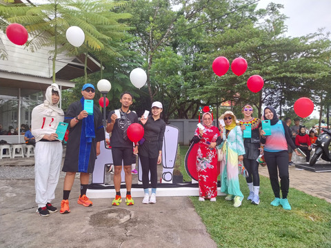 Para peserta lari berfoto bersama usai mendapatkan doorprize. Foto: Alycia Tracy Nabila/Hi!Pontianak