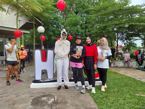 Para peserta lari berfoto bersama usai mendapatkan doorprize. Foto: Alycia Tracy Nabila/Hi!Pontianak