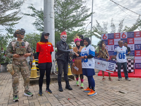 Para peserta lari berfoto bersama usai mendapatkan doorprize. Foto: Alycia Tracy Nabila/Hi!Pontianak