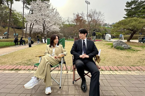 Pemain drama Love Scout, Lee Jun Hyuk dan Han Ji Min. Foto: Instagram/@roma.emo