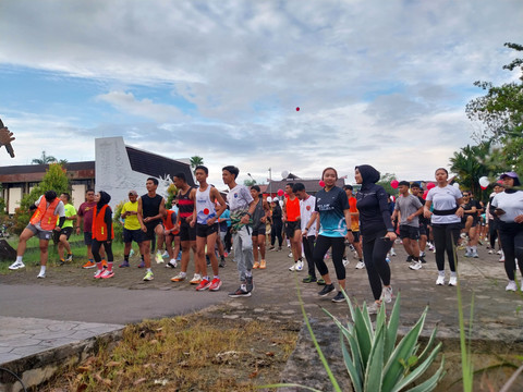 Para peserta ikut memeriahkan event fun run 'Lari Bareng HiPo with Scoopy' pada Minggu, 2 Februari 2025. Foto: Alycia Tracy Nabila/Hi!Pontianak