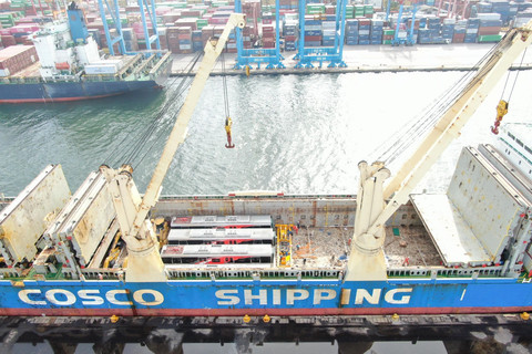 Trainset KRL baru impor dari QRRC Qingdao Sifang sampai di Pelabuhan Tanjung Priok. Foto: PT Pelindo Multi Terminal (SPMT)
