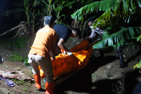 Petugas mengevakuasi mayat Toikin. dok Istimewa