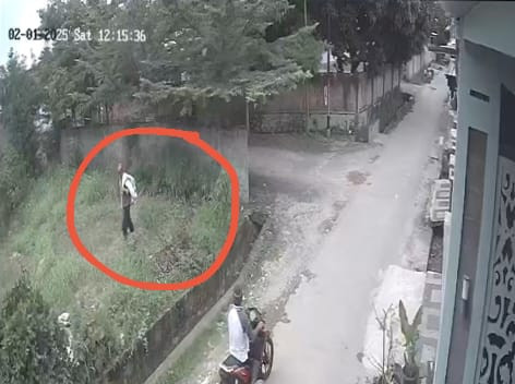 Seorang pemulung yang berhasil mencuri motor tukang bangunan di Jalan Harapan Jaya, Kecamatan Sukarame, Bandar Lampung | Foto : Tangkap layar rekaman CCTV