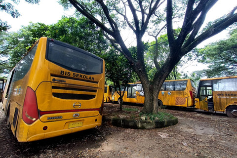 Sejumlah bus sekolah terbengkalai di lingkungan Jalan SOR GBLA, Gedebage, Bandung, Minggu (2/2/2025). Foto: Robby Bouceu/kumparan