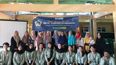 Mahasiswa UNAIR bikin odeng dari ikan bandeng. Foto:  UNAIR