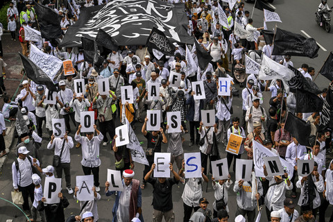 Para pengunjuk rasa mengambil bagian dalam sebuah demonstrasi untuk mendukung rakyat Palestina dan menuntut diakhirinya perang di Gaza, di Surabaya, Minggu (2/2/2025). Foto: Juni Kriswanto/AFP