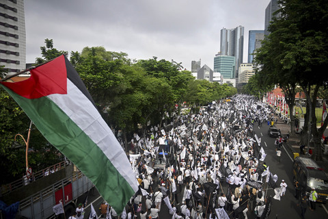 Para pengunjuk rasa mengambil bagian dalam sebuah demonstrasi untuk mendukung rakyat Palestina dan menuntut diakhirinya perang di Gaza, di Surabaya, Minggu (2/2/2025). Foto: Juni Kriswanto/AFP