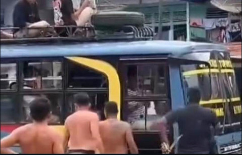 Aksi preman di Kembayan meminta uang ke pengendara yang lewati banjir. Foto: Dok. Istimewa