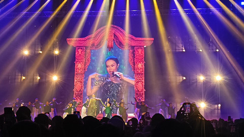 Konser Yura Yunita di Istora Senayan, Gelora Bung Karno, Jakarta, Minggu (2/2/2025). Foto: Giovanni/kumparan